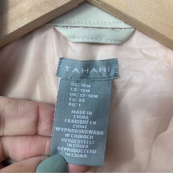 Tahari Girl’s Raincoat. Button up with scalloped edge detailing 18 months - Picture 2 of 7